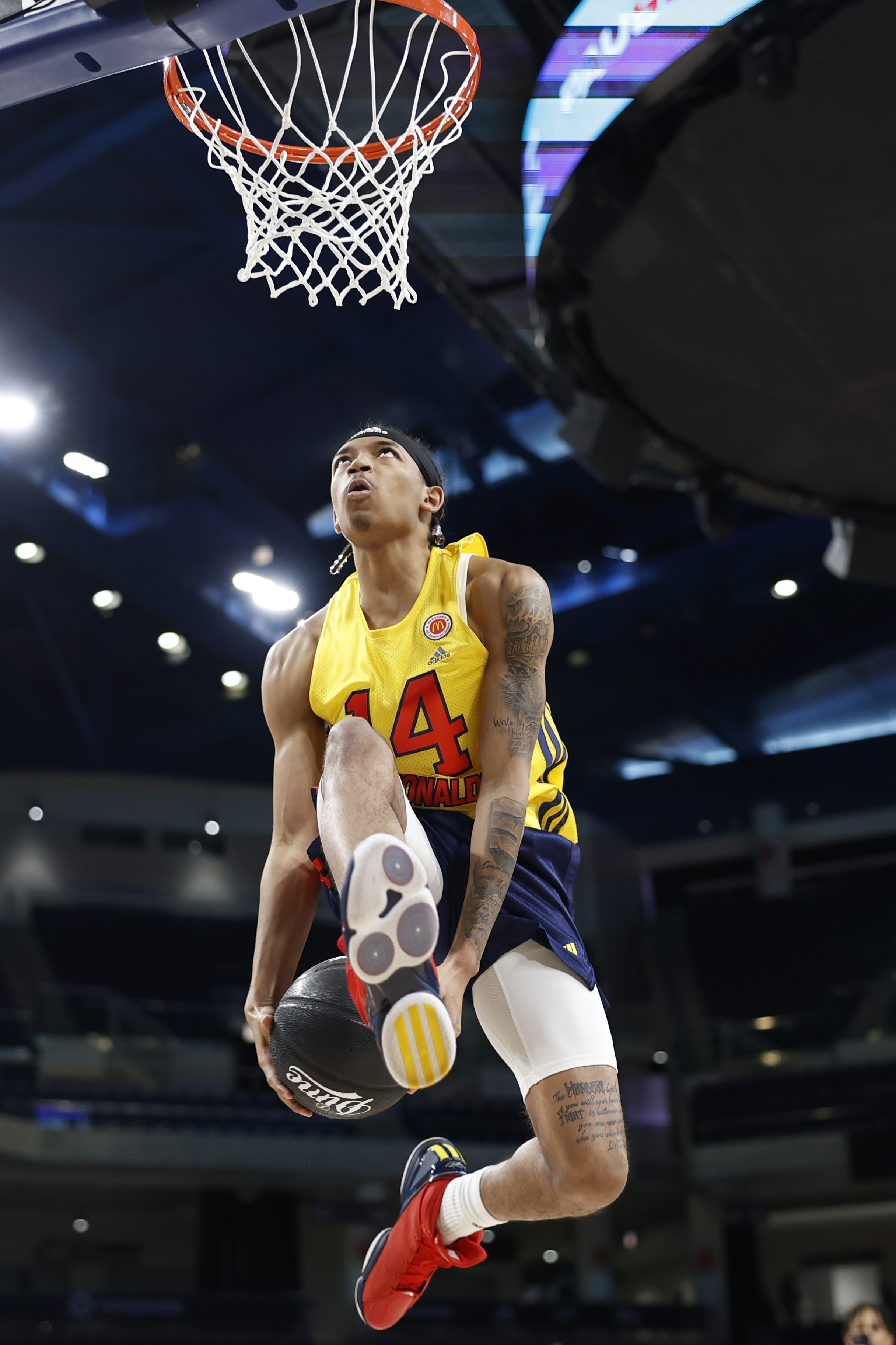 CHICAGO, IL - MARCH 28: McDonalds High School All American Nick Smith Jr. dunks on March 28, 2022 during the Powerade Jam Fest at the Wintrust Arena. Photo by Brian Spurlock/Icon Sportswire)